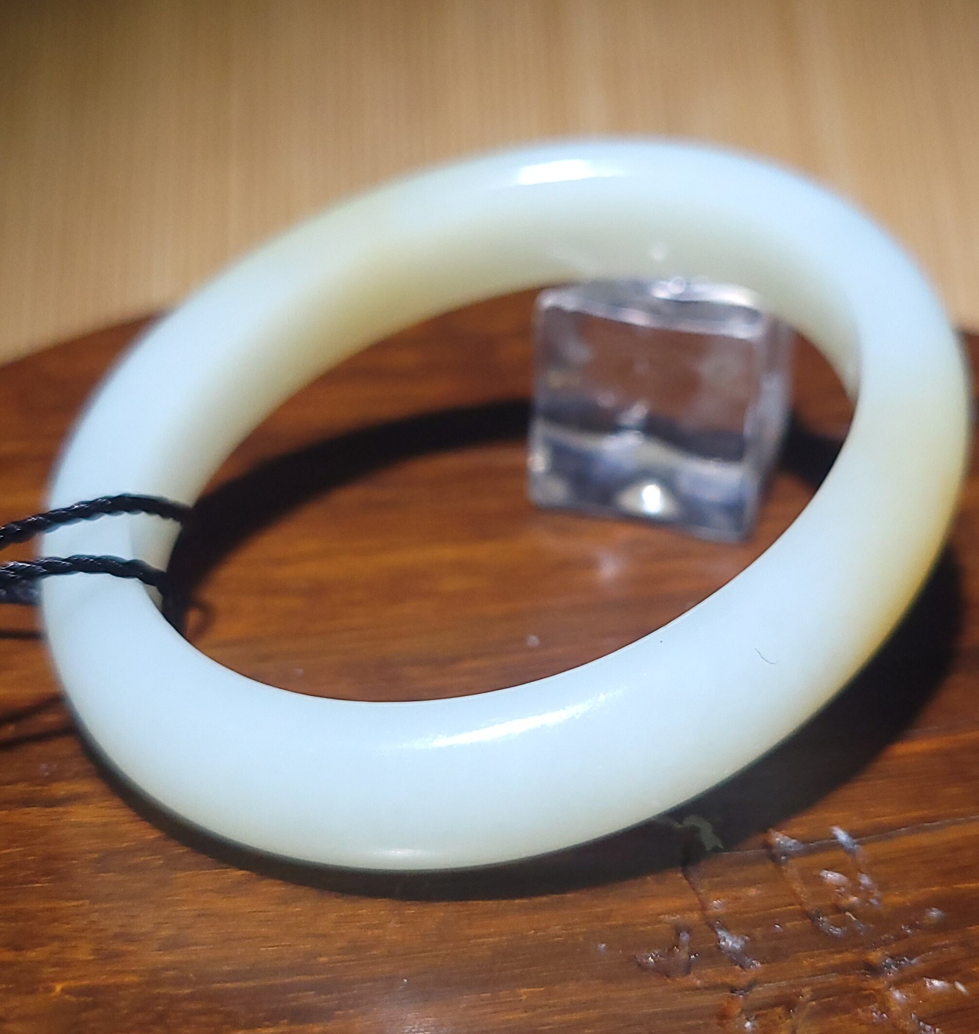 YQ020107  内径51.5mm，且末糖羊脂白玉贵妃手镯   新疆的猫