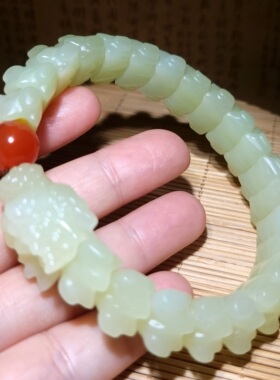 新疆的猫zg121707 77.4克，颜色纯正的且末黄口玉龙手链