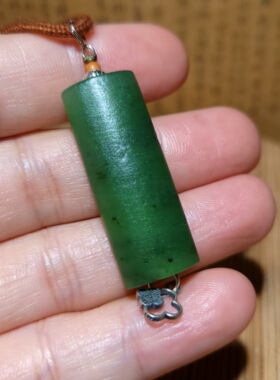 新疆的猫zg122403 10.6克含绳，细腻色调靓丽的俄料碧玉挂坠