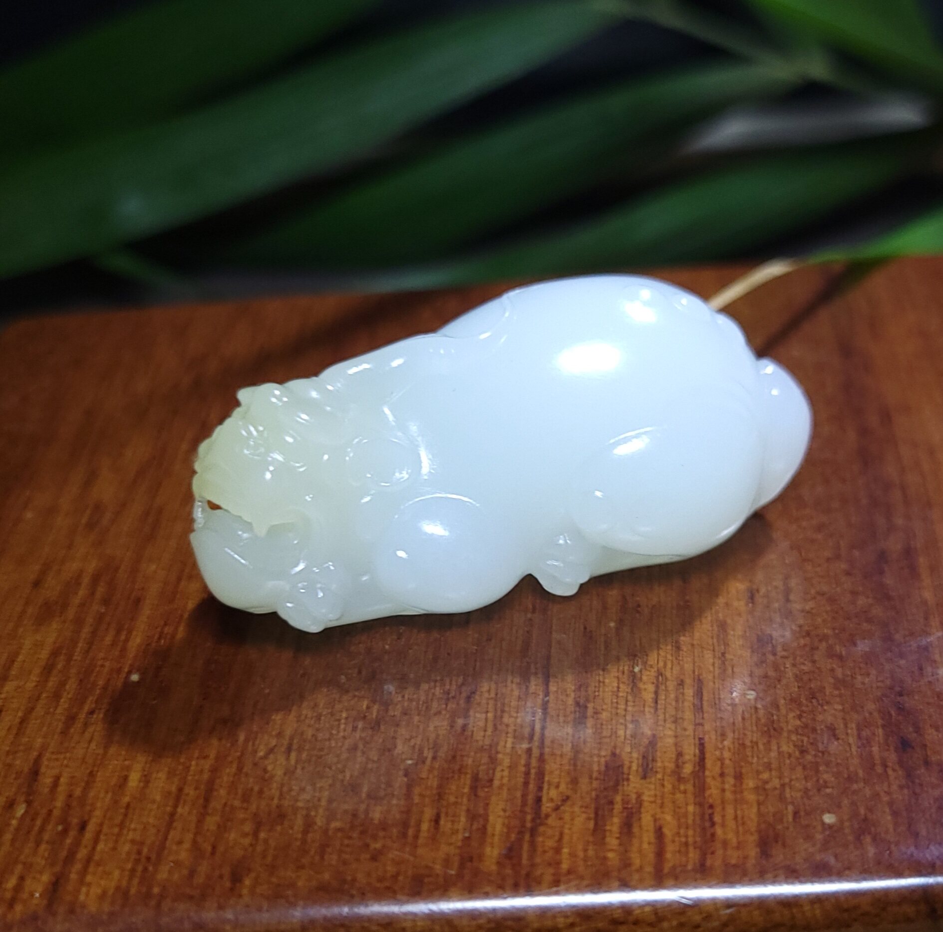 Z030704新疆的猫29.3克&ldquo;凝脂油疙瘩料&rdquo;羊脂糖白玉鸿运当头貔貅