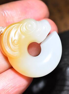 JJ032606新疆的猫13.9克凝糯白油膏细密且末羊脂糖白玉猪龙雕件