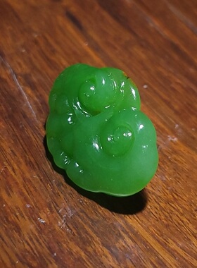 新疆的猫YQ122006 7.9克，亮色质俱佳阳绿色碧玉山流水如意挂坠