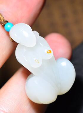 SBH375新疆的猫8.5克润黄白玉籽料海派精工遇贵人挂件和田玉