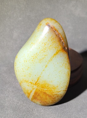 C031601新疆的猫236.7克饱满厚实洒红皮灯泡料高青白玉籽