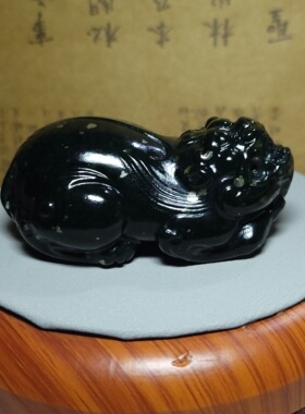 Z012405新疆的猫168.3克油光细润闪闪“披金甲”黑青玉招财大貔貅