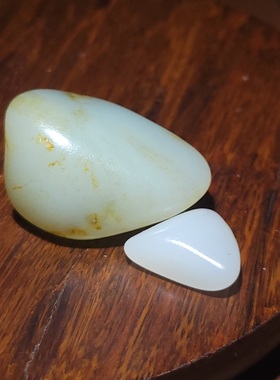 YQ090708  27.8克，一口气油润细腻的黄皮白玉挂坠籽 新疆的猫