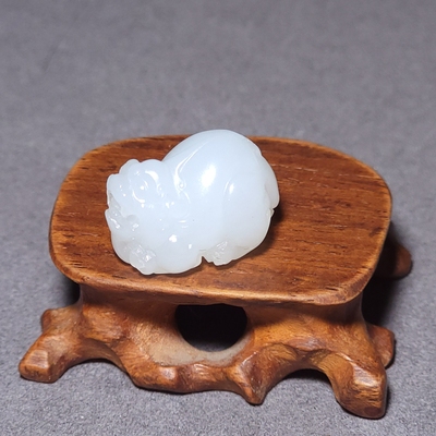 新疆的猫L111502 6.1克白度浓郁造型漂亮的老坑羊脂白玉貔貅雕件