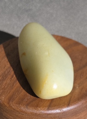 新疆的猫G112905 ·68.2克，顶细玻璃底高青白近白玉玩籽