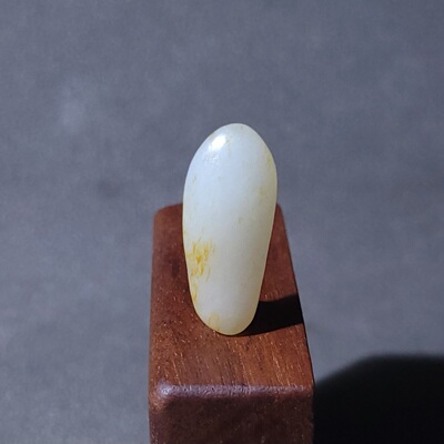 C040204新疆的猫2.8克玉质熟糯油润挂淡洒金皮的长条形玩籽