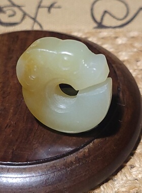 YQ030  8.9克，和田玉油性好的且末糖高青白玉猪龙雕件  新疆的猫