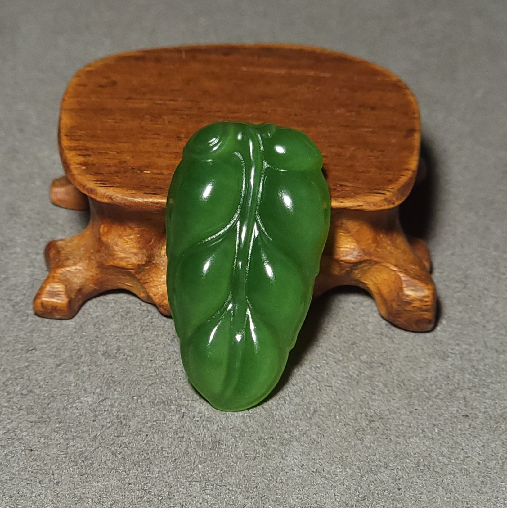 新疆的猫L122203 4.7克肉质细腻色调鲜亮的老坑阳绿碧玉叶子雕件