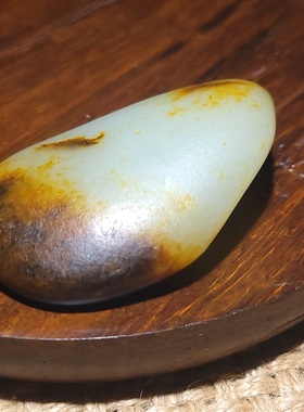 新疆的猫YQ121102 55.0克老熟特细高脂粉挂艳红皮的白玉把件籽