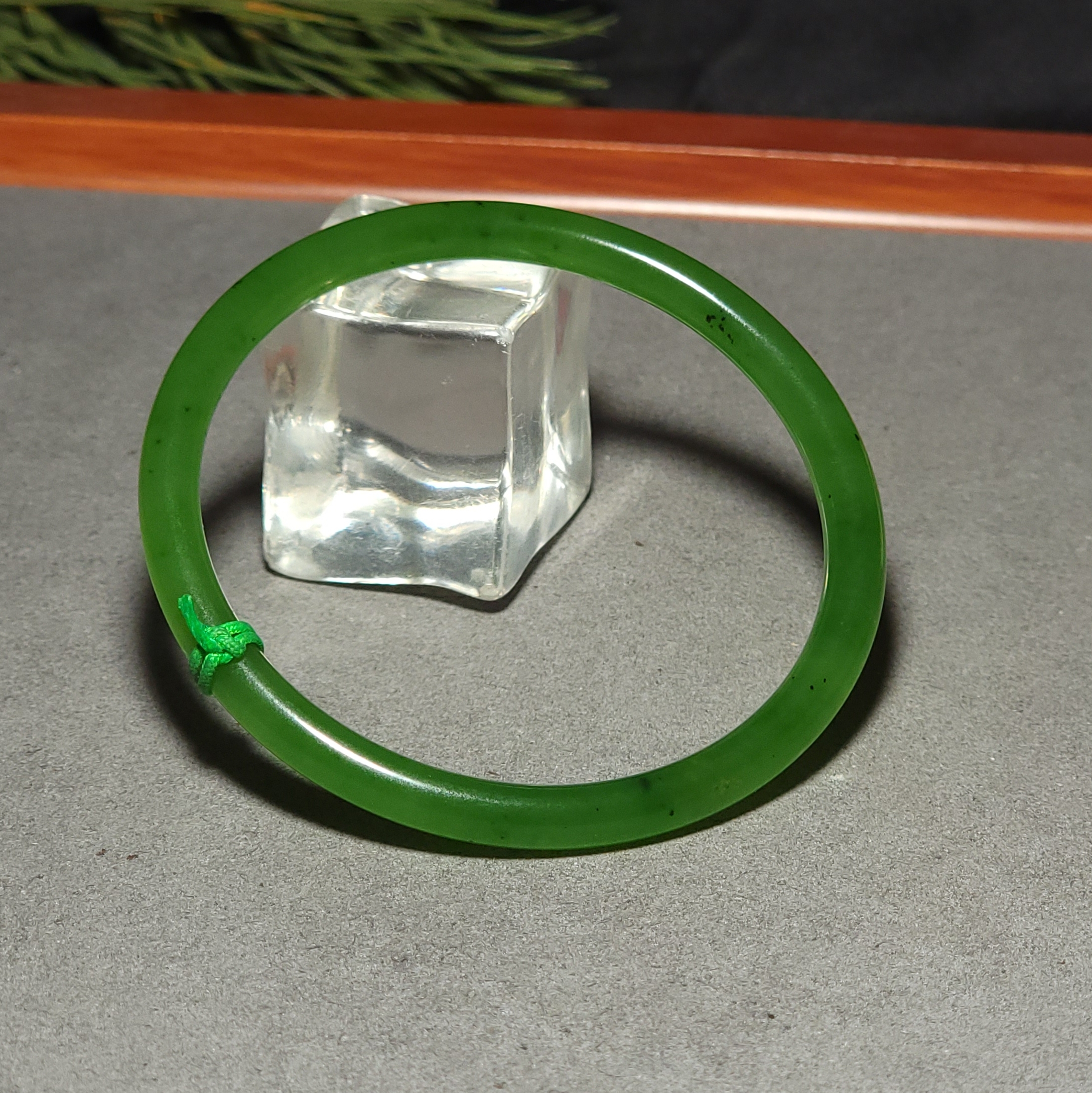 L120304 13.6克，内径55mm底质冰透色泽鲜美均匀的阳绿碧玉手镯