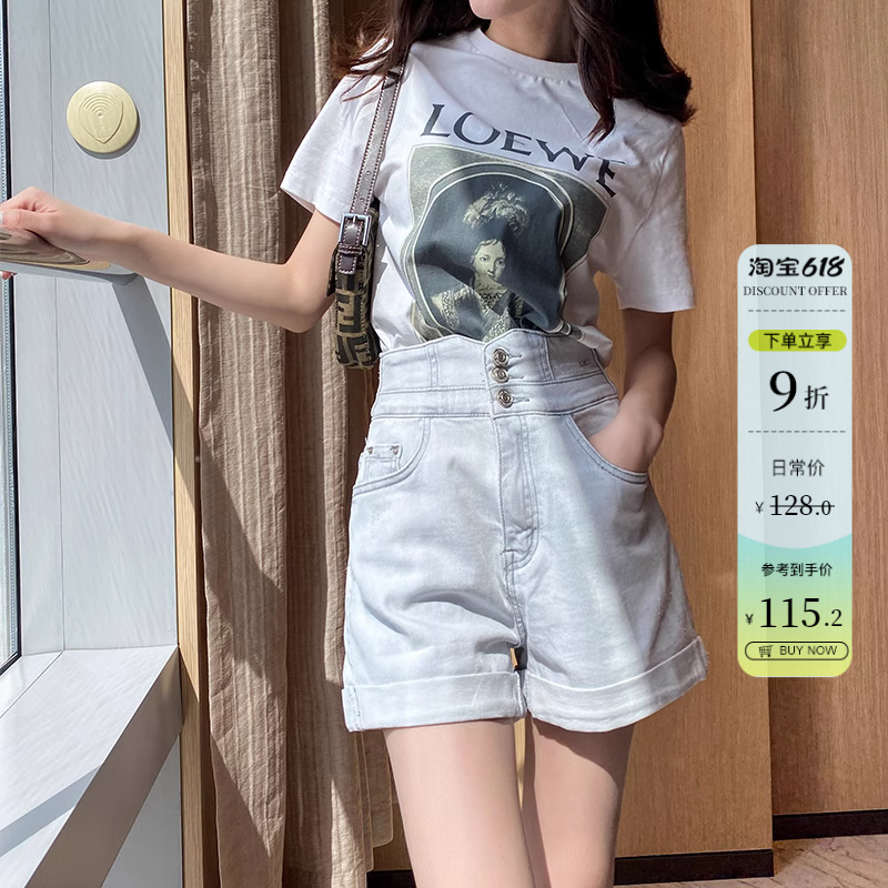 浅灰色高腰排扣牛仔短裤