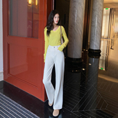 女米白色显瘦喇叭长裤 宽松阔腿微喇牛仔裤 新款 不贴腿设计2026秋季