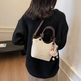 2026新款包包女春夏休闲手提单肩斜挎包简约百搭上班族通勤水桶包