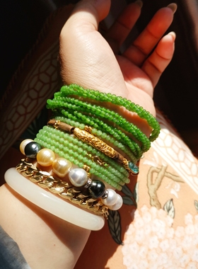 碧玉阳绿色三圈扭扭长链，颗颗起荧光小灯泡，干净无杂，清新雅致