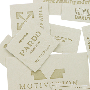 米黄色压印字母皮革装饰标时尚个性商标皮标皮牌小号装饰pu标补贴