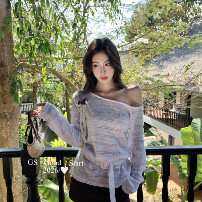 GS.GOOD START-趣味小马胸针斜肩宽松小衫(配腰带)(胸针不可拆卸)