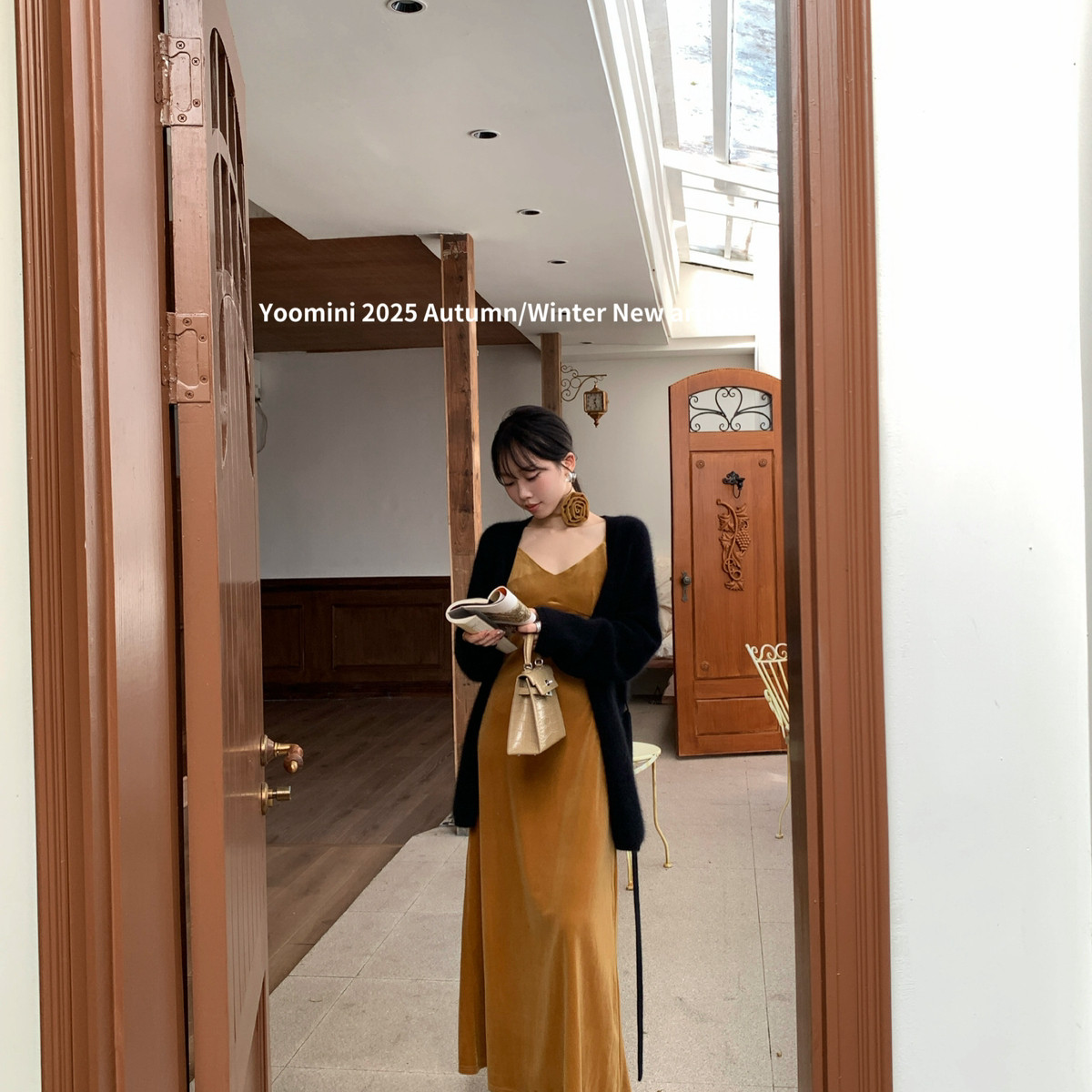 YOOMINI-带丝绒修身垂坠极简魅力内搭长裙2025秋冬连衣裙(配花朵)