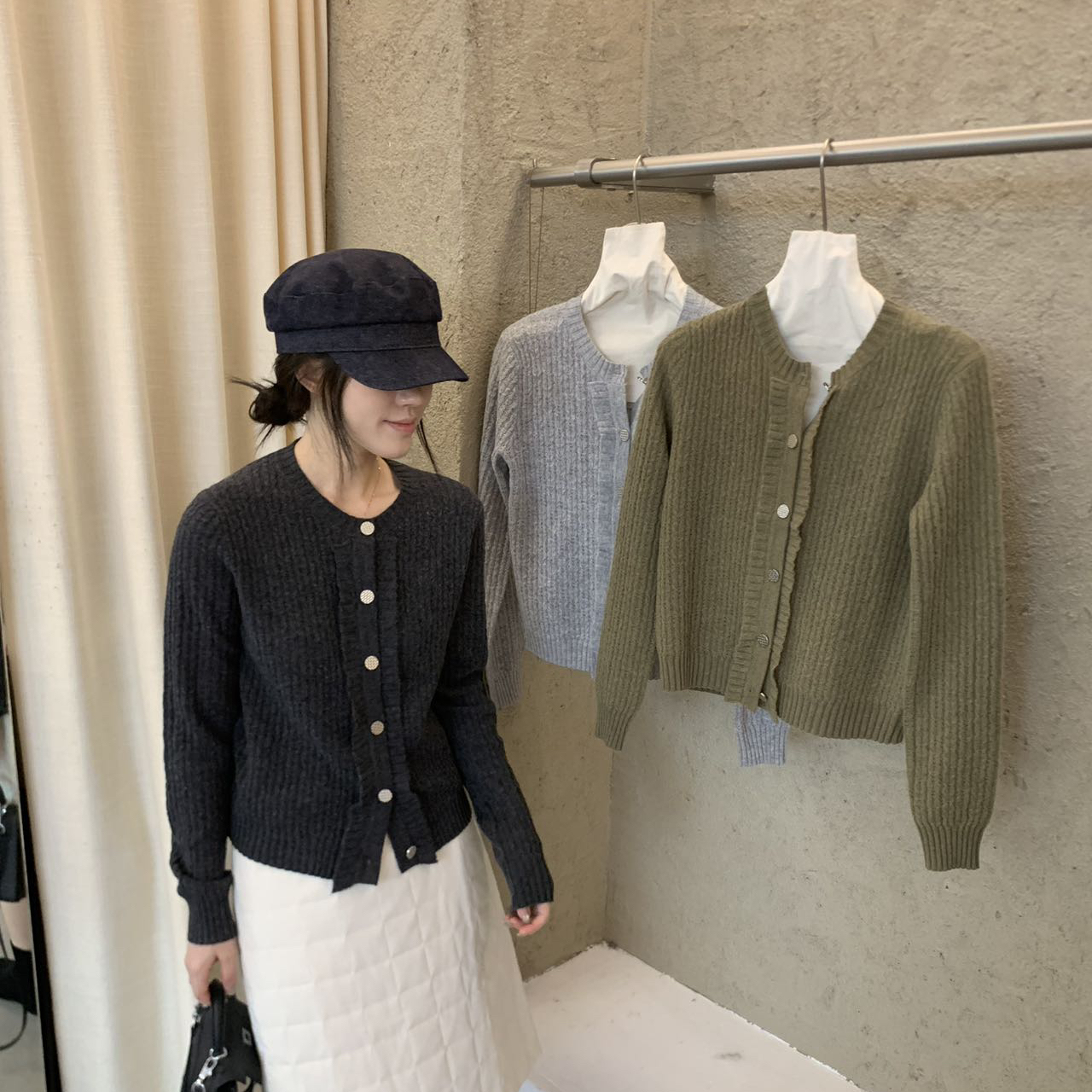 BLUEPOPS-澳毛纽扣木耳花边领保暖毛衣