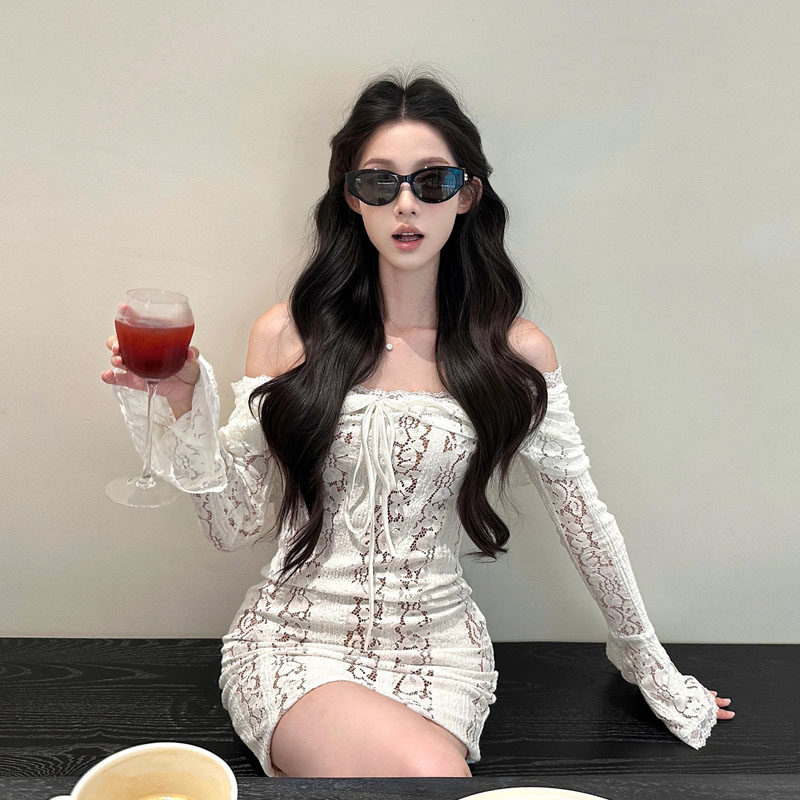 海边拍照性感仙气温柔一字肩蕾丝连衣裙法式气质抹胸收腰短裙女