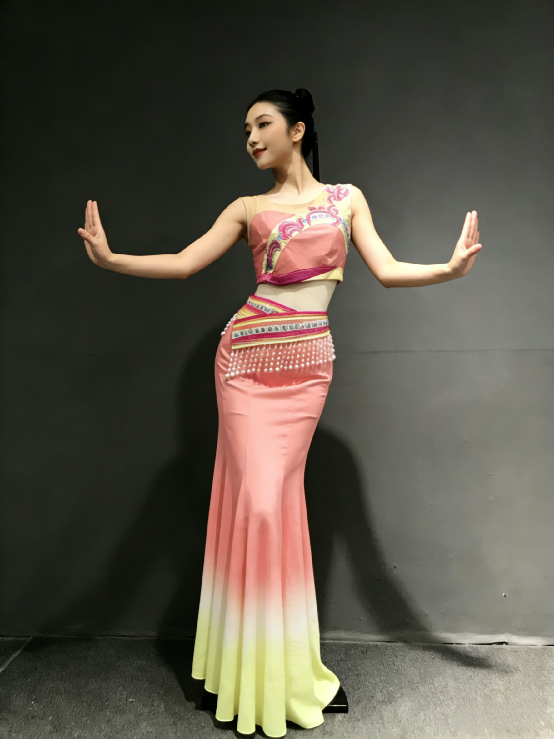 新款女艺考剧目春述同款少数民族舞蹈服少儿傣族粉笠群舞般般入画
