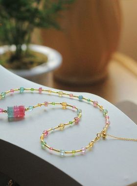 中间为蓝粉双色碧玺雕刻并蒂莲