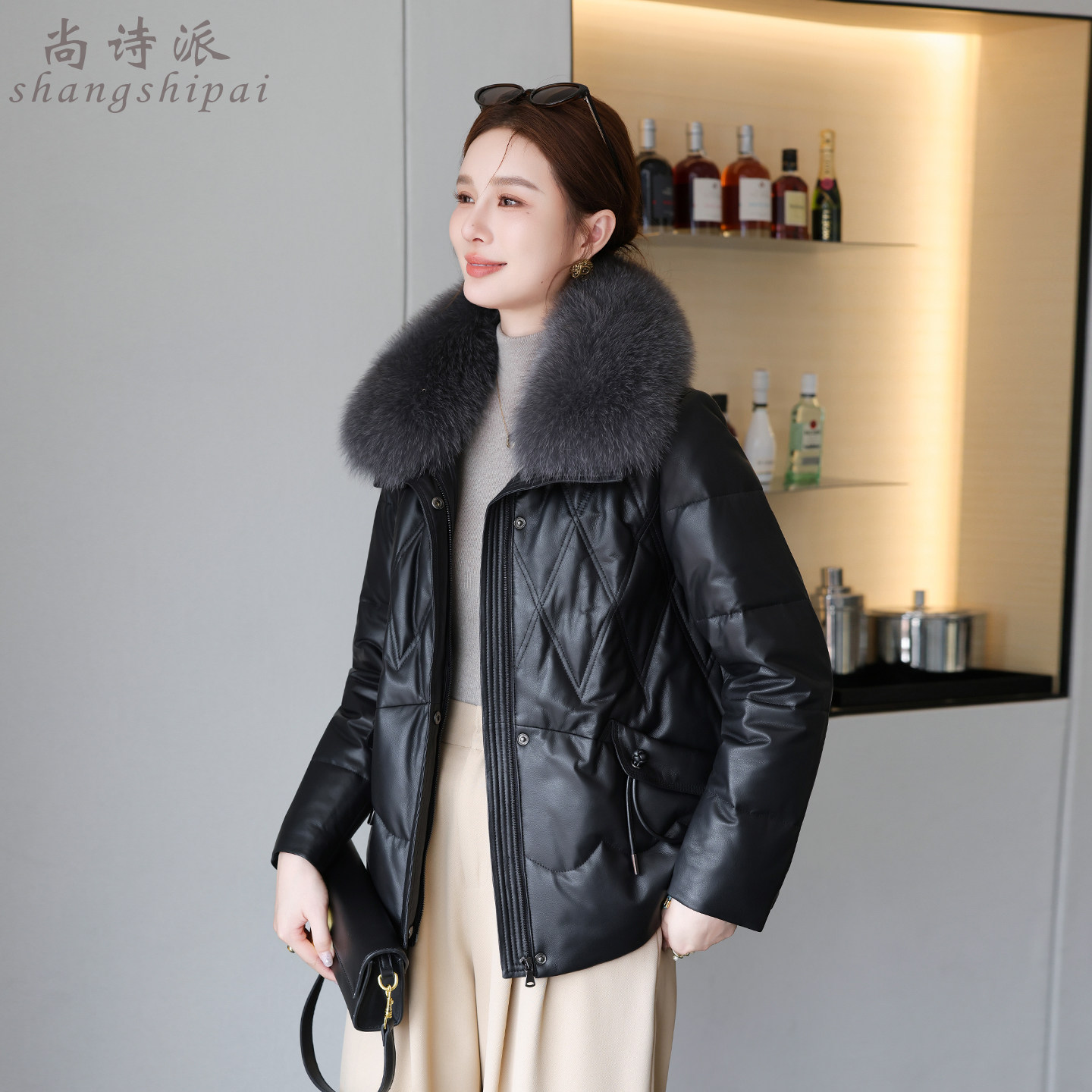 真皮羽绒服女短款2025冬新款毛领可拆卸绵羊皮衣中年妈妈修身外套