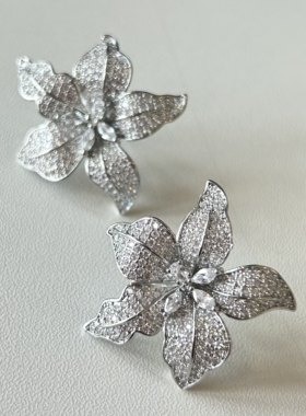 百合花密镶锆石18K镀白金耳钉