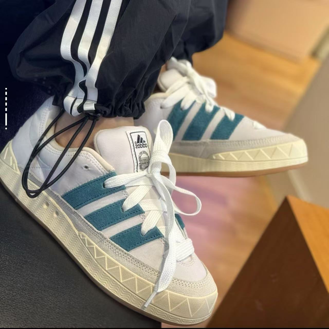 阿迪达斯男女款低帮面包鞋休闲鞋