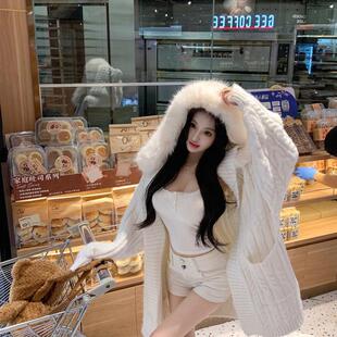 中长款白色毛领连帽针织外套女秋冬新款保暖宽松毛衣开衫长袖上衣