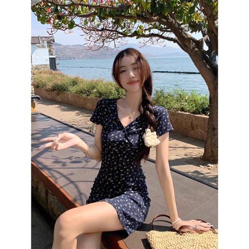 夏季2025新款复古藏蓝色碎花V领中长款辣妹修身包臀短袖连衣裙女