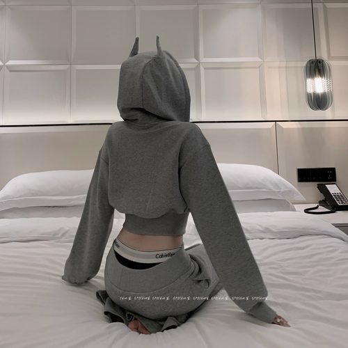 BABYblue小恶魔耳朵短款连帽卫衣