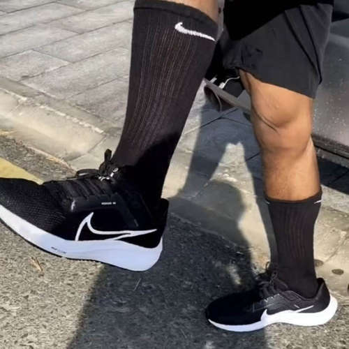 耐克男款跑步鞋缓震透气