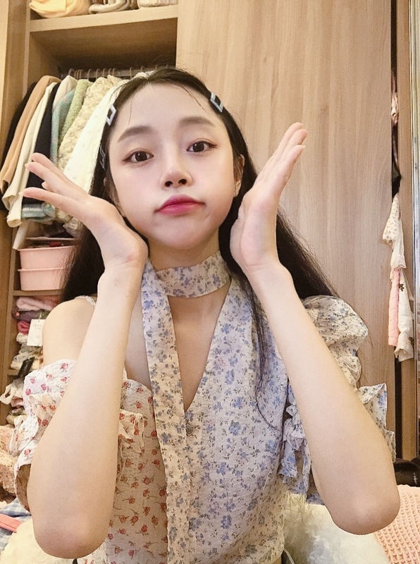 Live camera monitoring cute and charming sexy sweet color matching floral button neck strap top