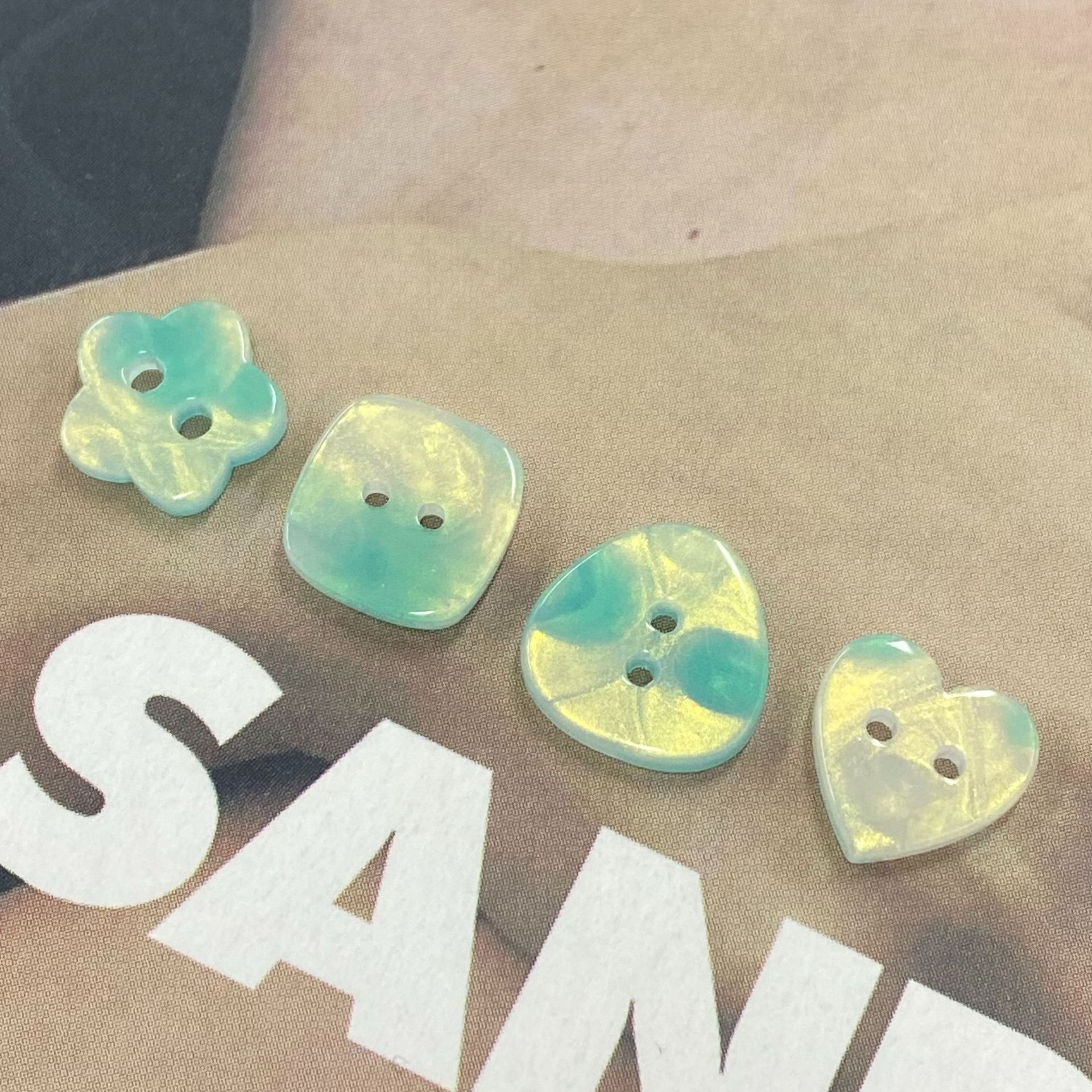 孔雀蓝色撞色两眼树脂纽扣衬衫女纽扣