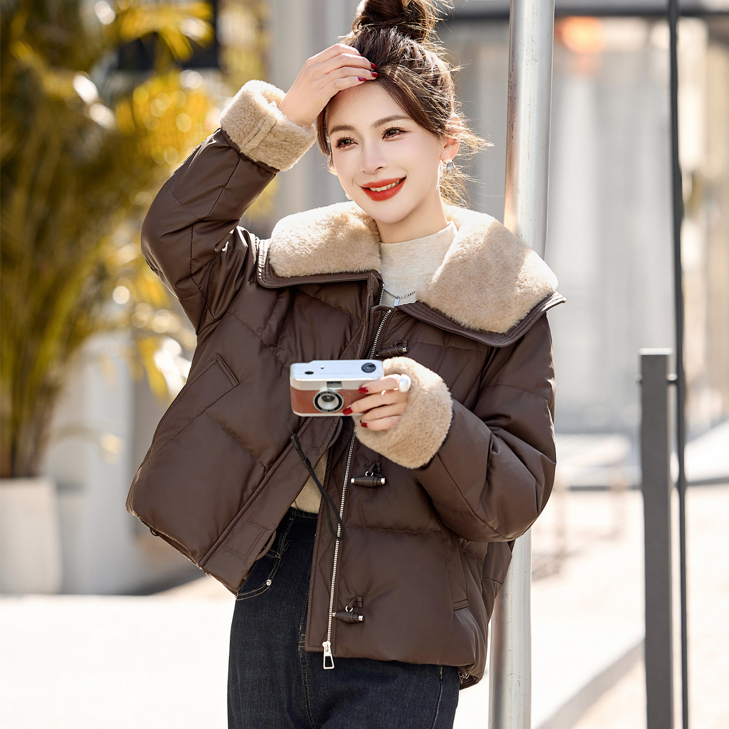 大码皮面羽绒服女短款冬装新款胖MM时尚翻领白鸭绒保暖皮衣外套