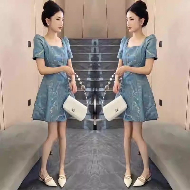 网红爆款小个子连衣裙法式方领