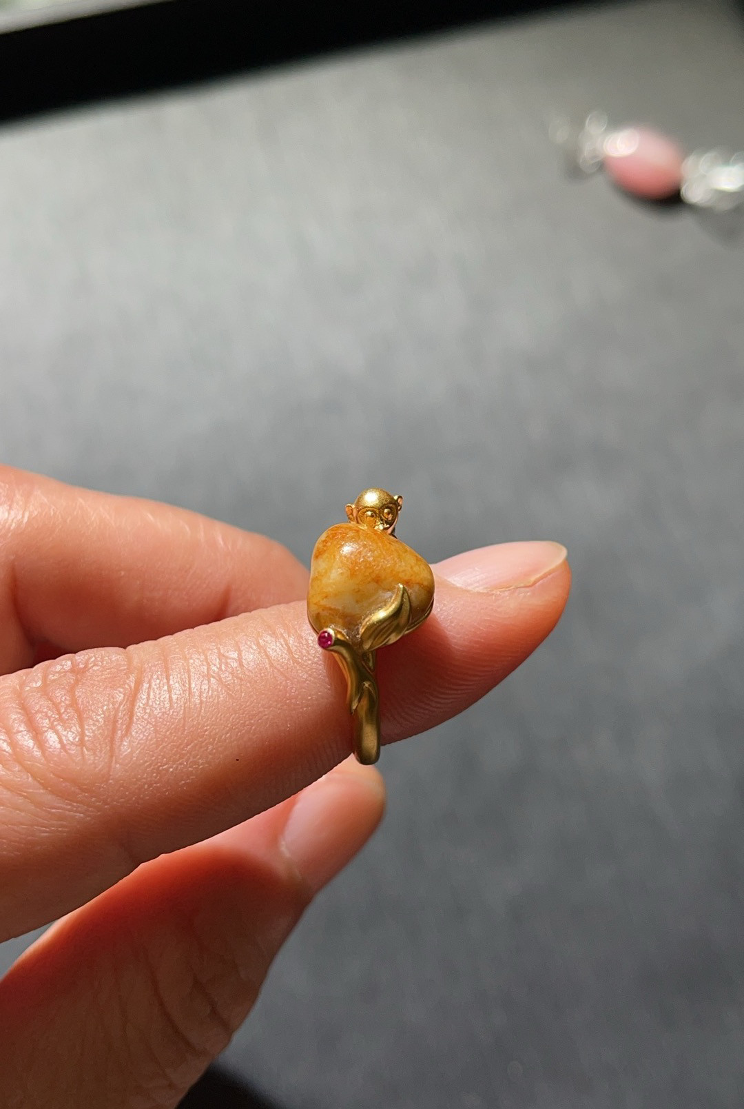 客户定制镶嵌欣赏：新疆黄沁籽料镶嵌18K黄金小猴子摘桃子戒指
