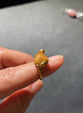 客户定制镶嵌欣赏：新疆黄沁籽料镶嵌18K黄金小猴子摘桃子戒指