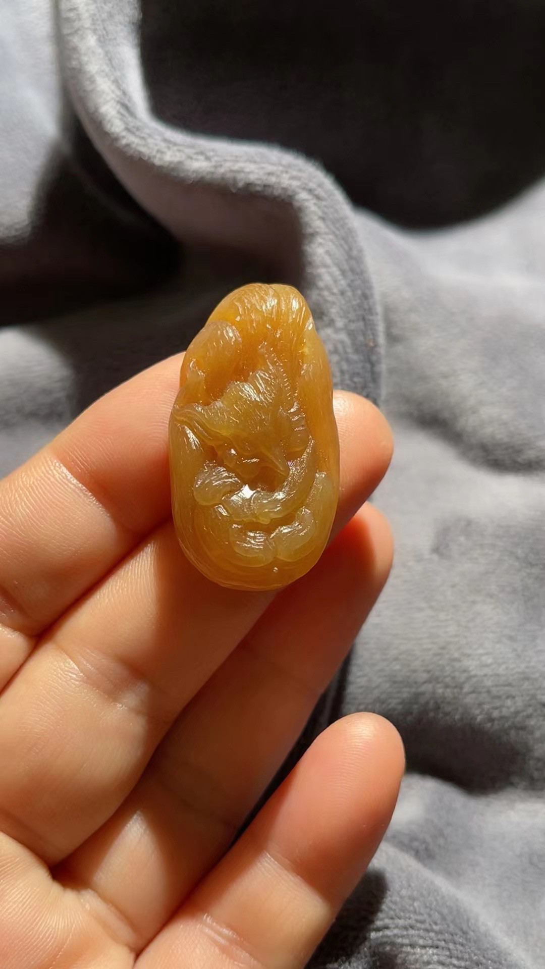 新疆且末料金蜜糖九尾狐吊坠