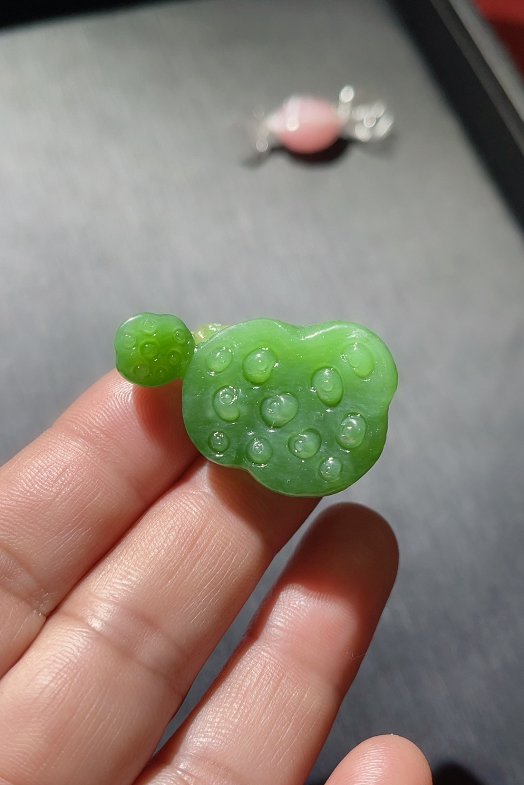 颜值和雕工都很美的一款和田玉碧颈饰