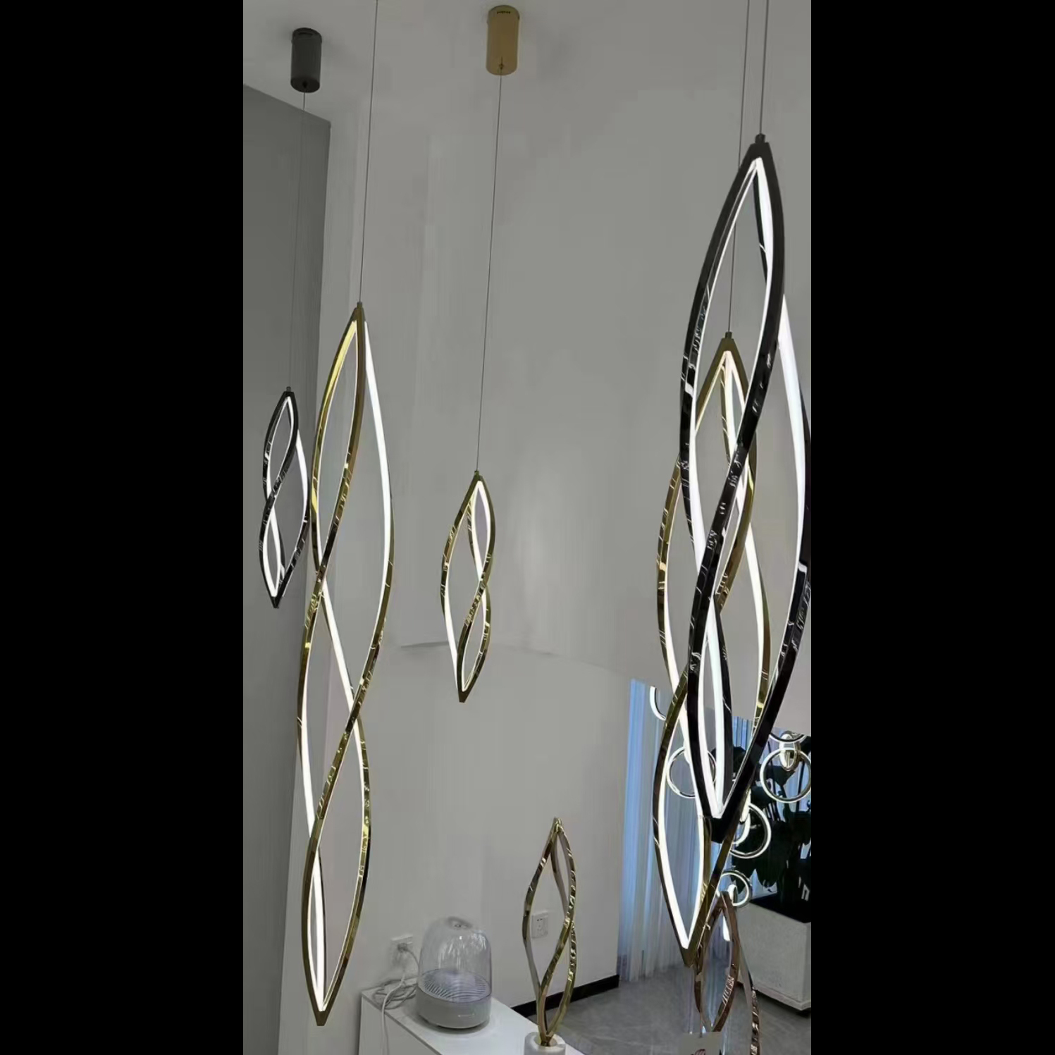 不锈钢线条复式楼梯间吊灯