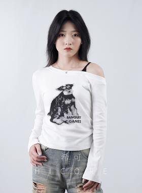 小狗印花白色斜肩长袖t恤女春秋新款褶皱收腰显瘦设计感露肩上衣