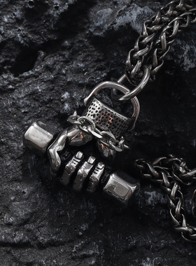 新款霸气拳头运动男项链钛钢吊坠