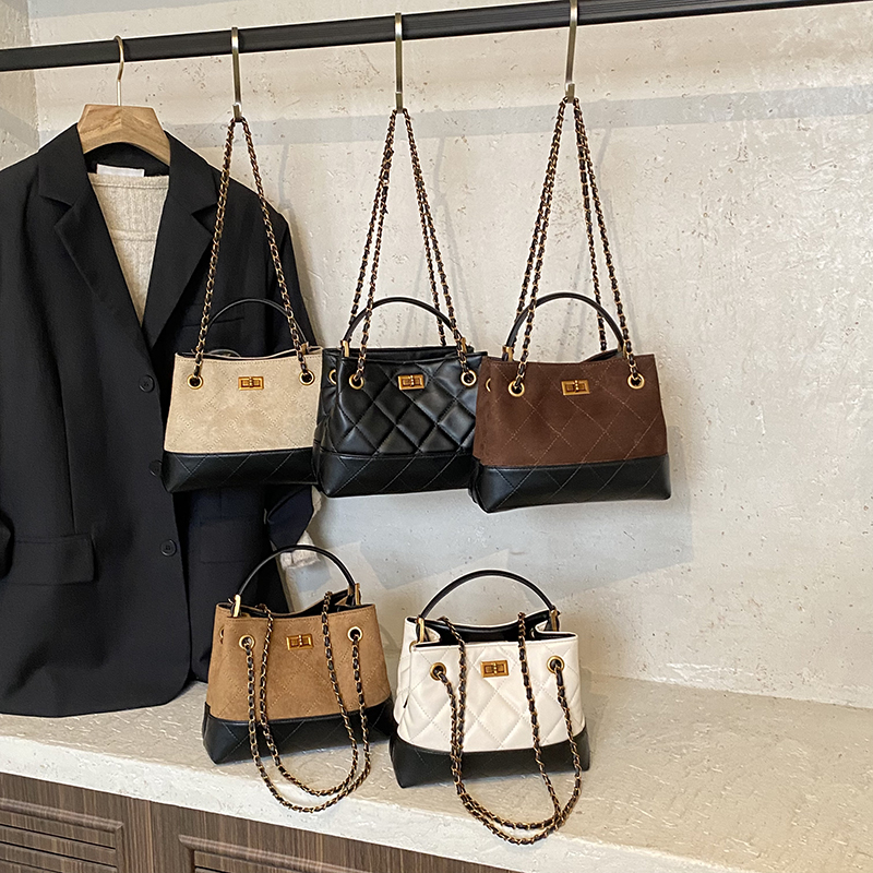 复古麂皮绒水桶包磨砂菱格链条单肩包百搭撞色斜挎包时尚手提包女