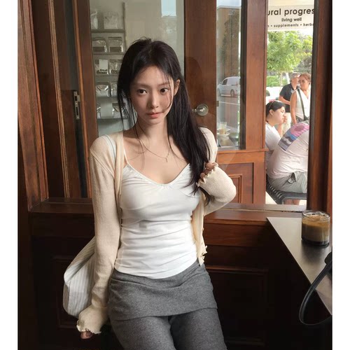 现！Leeds叠穿吊带26秋新款韩国设计师甜辣风深V领褶皱打底上衣女
