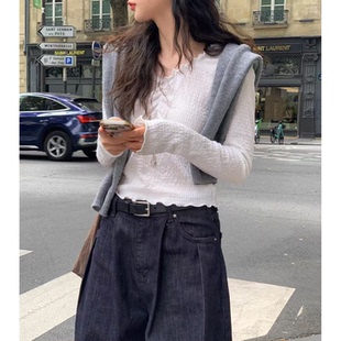 现货甜美设计感26年春季 韩国东大门复古V领褶皱木耳边上衣女 新品