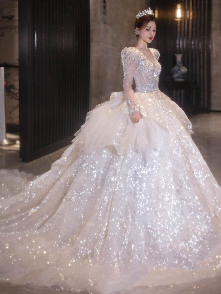 Long -sleeved high -end bride married the main wedding dress 2024 new small people go out to welcome high -level texture heavy work Long -sleeved high -end bride married the main wedding dress 2024 new small people go out to welcome high -level texture heavy work